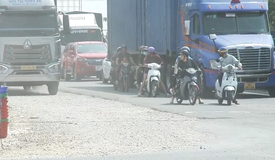 Thi công ì cạch, cầu vượt nối Quốc lộ 1 ở Lâm Đồng chậm tiến độ, dân khổ vì bụi