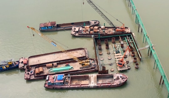 Đại công trường cầu Hồng Hà bứt tốc giữa sông Hồng