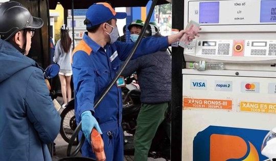 Giá xăng dầu giảm mạnh, mặt hàng RON95-III xuống dưới 30.000 đồng mỗi lít