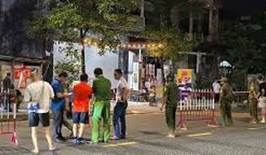 Hỗn chiến kinh hoàng trong quán nhậu, gã đàn ông rút dao đâm đối thủ tử vong rồi bỏ trốn