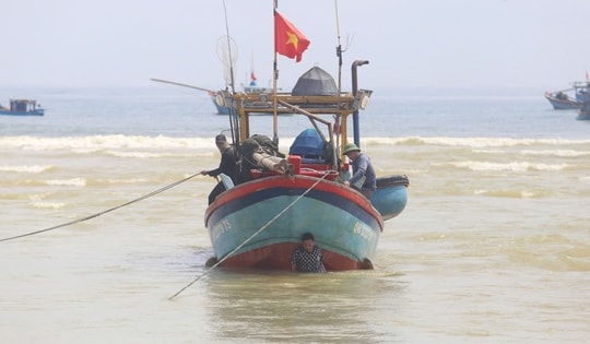 Cửa sông Dinh bồi lấp, tàu cá tiến thoái lưỡng nan