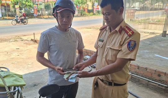 CSGT trả lại điện thoại iPhone và gần 30 triệu đồng cho người đánh rơi