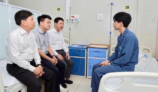 Tặng Bằng khen cho sinh viên dũng cảm cứu người trong đám cháy