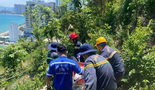 Chạy đua cứu người phụ nữ kiệt sức, ngất xỉu khi leo núi Cô Tiên