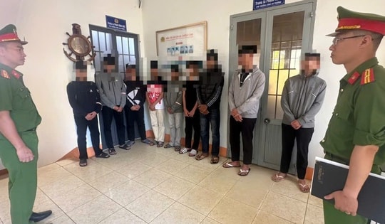 Mâu thuẫn trên mạng xã hội, hai nhóm học sinh mang hung khí đánh nhau