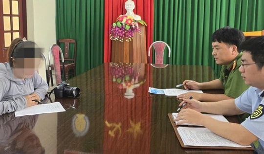 Xử phạt người phụ nữ chụp ảnh dạo chèo kéo, ép khách tại bãi biển Sầm Sơn