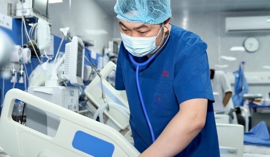 Sau cánh cửa cấp cứu (3): Những người chọn ở lại nơi áp lực nhất