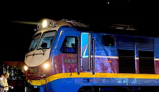 Hà Nội: Xe máy va chạm tàu hỏa, 2 người tử vong