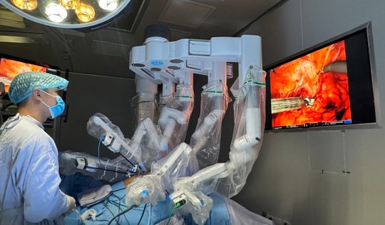 Hành trình 10 năm chiến đấu với ung thư và kỳ tích từ phẫu thuật robot