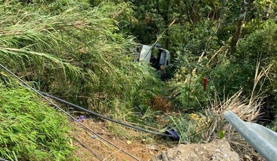 Xe ô tô 29 chỗ mất phanh lao xuống vực tại khu xã Tam Đảo, Phú Thọ