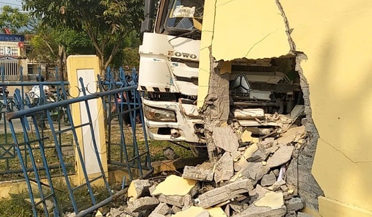 Xe đầu kéo lao vào trường mầm non ở A Lưới