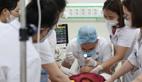 Xe 29 chỗ lao xuống vực ở Tam Đảo: Có 1 nạn nhân nữ bị thương rất nặng