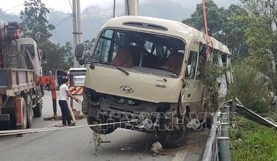 Khẩn trương khắc phục hậu quả vụ xe khách 29 chỗ lao xuống vực tại Tam Đảo