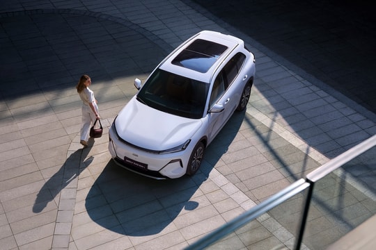 Geely EX2 và EX5 EM-i: Nhỏ gọn hiện đại, sạc đầy pin đổ đầy xăng đi 1.800 km