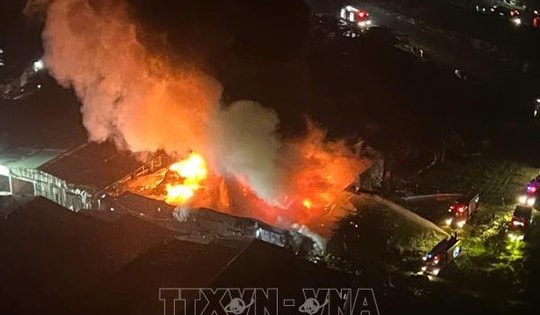 Cháy lớn trong đêm tại xưởng gỗ đối diện Bệnh viện K Tân Triều