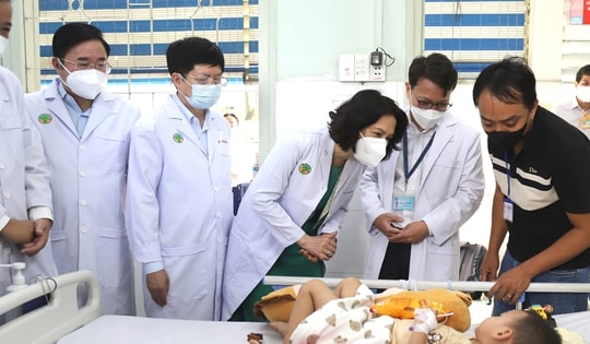Bệnh tay chân miệng gia tăng, các bệnh viện Nhi ở TPHCM kích hoạt nhiều lớp ứng phó
