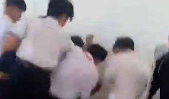 Nhóm học sinh lớp 8 đánh bạn nhập viện