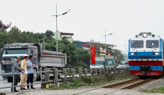 Hà Nội đóng hàng loạt lối đi tự mở qua đường sắt, cảnh báo tai nạn từ thói quen 'đi tắt'