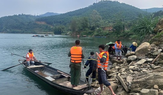Lật thuyền khi thả lưới đánh cá trên hồ thủy điện, hai vợ chồng mất tích trong đêm