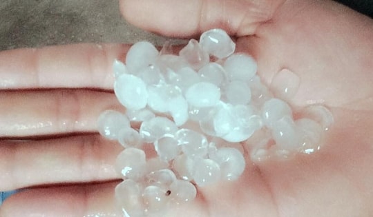 Nhiều khu vực ở Hà Nội sáng nay có mưa đá