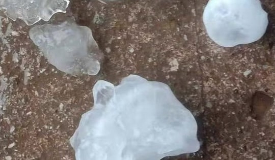 Mưa đá, dông lốc liên tiếp ở các tỉnh miền Bắc có bất thường?