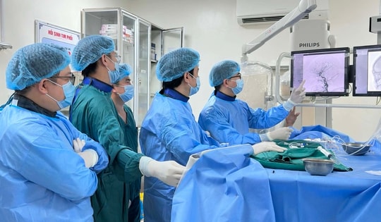 'Giải cứu' mắt lồi do rò động mạch cảnh xoang hang phức tạp bằng can thiệp nội mạch