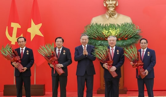 Tổng Bí thư Tô Lâm trao Huân chương Quân công hạng Nhất, Huy hiệu Đảng cho các lãnh đạo, nguyên lãnh đạo