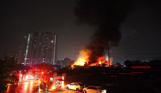 Hà Nội: Cháy lớn khu kho xưởng 6.000m2 ở Thanh Liệt, 1 người tử vong