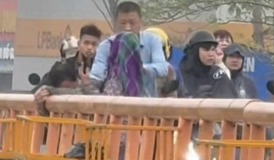 Giây phút nhanh trí của đại úy Công an cứu người trên cầu Sặt