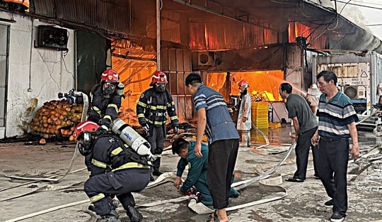 Cháy lớn kho xưởng 700m2 ở Hà Nội, huy động 12 xe chữa cháy dập lửa từ rạng sáng