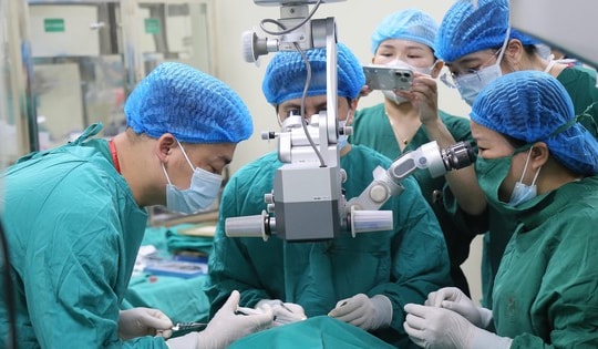 'Biến' người bệnh từ nguy cơ mù lòa đến sáng mắt: Bệnh viện Đức Giang làm chủ kỹ thuật ghép giác mạc