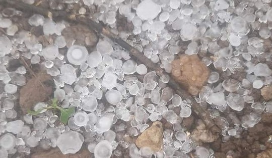 Mưa đá rào rào ở Cao Bằng