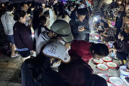 Chợ mực nháy đêm Cửa Lò: Bán không cân, khách vẫn nườm nượp