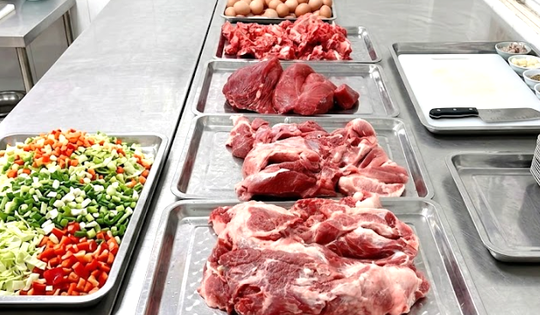 Vụ 300 tấn thịt lợn bệnh: ‘Con tôi đã ăn gì ở trường suốt thời gian qua?