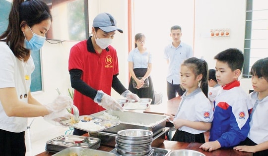 Bộ Y tế yêu cầu siết kiểm tra bếp ăn tập thể, trường học: Ngăn thực phẩm không an toàn từ 'đầu vào'