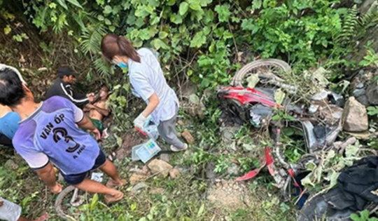 Vợ chồng nghèo thương vong khi xe máy lao xuống vực
