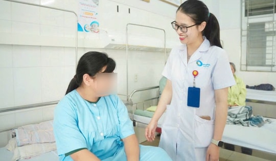 Phát hiện khối u kích thước lớn trong buồng trứng bé gái 13 tuổi