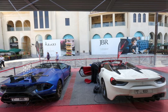 Xe sang mắc kẹt giữa biển vì 'điểm nghẽn' Hormuz