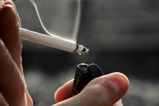 Hút thuốc lá và cần sa có thể gây "teo não"