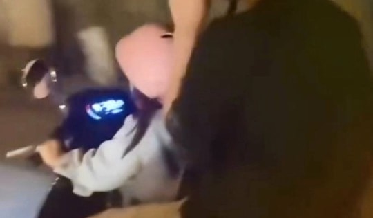 Xôn xao bé gái 6 tuổi điều khiển xe máy điện chở người lưu thông trên đường