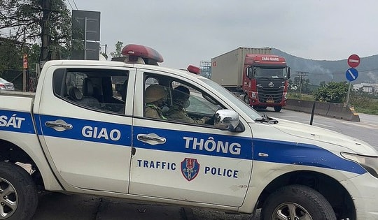 CSGT mở đường đưa bé co giật, tím tái đi cấp cứu kịp thời