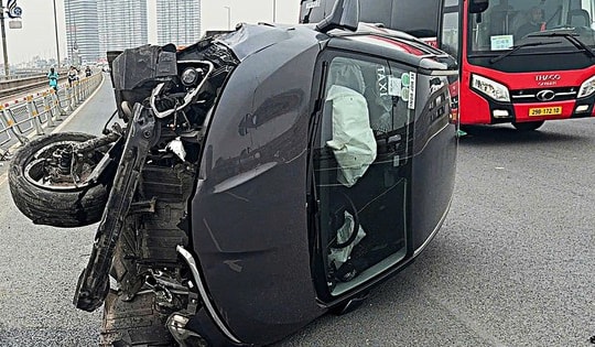 Ô tô 'toác đầu' trên cầu Nhật Tân do tài xế buồn ngủ