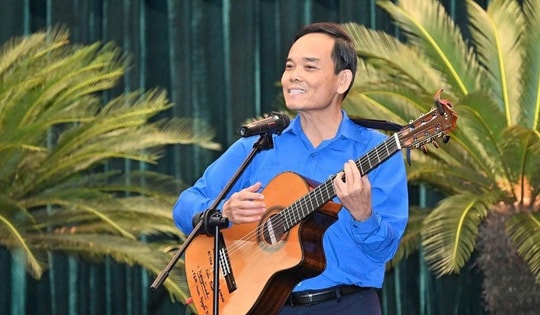 Video Bí thư Thành ủy TPHCM Trần Lưu Quang ôm đàn hát tặng thanh niên