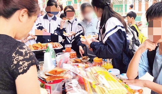 Bán thực phẩm không bảo đảm an toàn cho trẻ bị phạt tới 40 triệu đồng