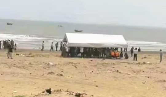 Hàng trăm người trắng đêm tìm kiếm hai bé trai mất tích khi đi tắm biển