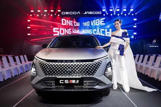 Thời trang 'One Car Two Vibes – Song hành phong cách' tại lễ ra mắt C5 SHS-H