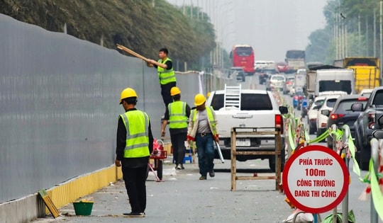 Công nhân gấp rút dựng rào chắn làm Metro số 5 trên Đại lộ Thăng Long