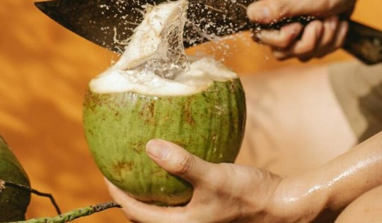 Thời điểm 'vàng' uống nước dừa làm đẹp da