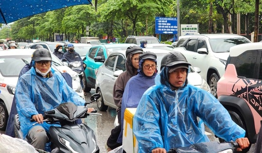 Miền Bắc mưa dông, miền Trung nắng nóng gay gắt