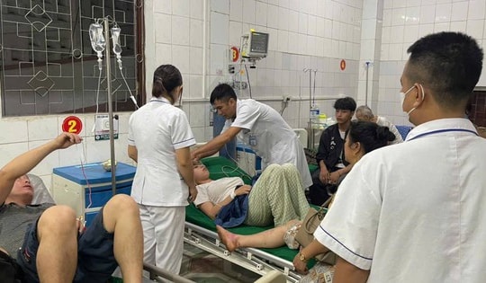 Ăn rau rừng lạ, 3 người trong một gia đình nhập viện cấp cứu